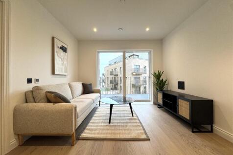 Living Room pic 4.jpeg