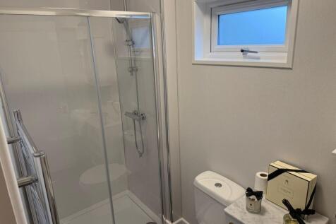 Ensuite shower ro...