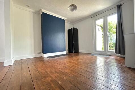 LOUNNGE/DINING ROOM
