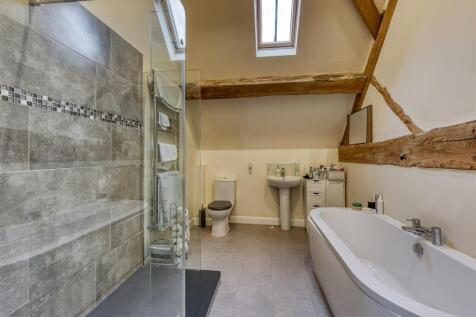 Dog Leg Barn-bed1 ensuite.jpg