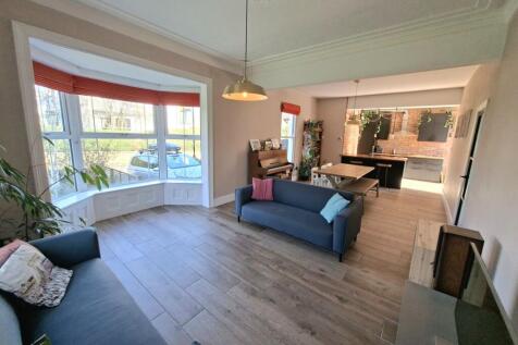 FAMILY ROOM/DINING AREA