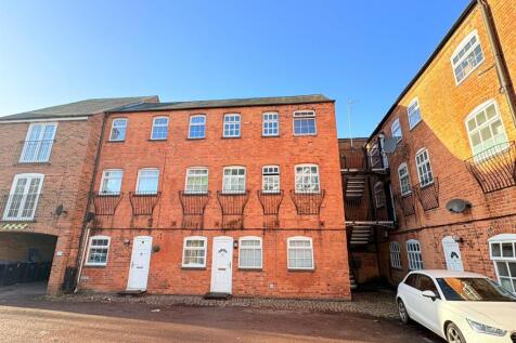 1-bed flat on St. Marys Road, Market Harborough, £825/mo