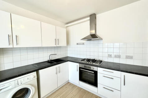 Large Three Bedroom Flat to Rent in Gants Hill.