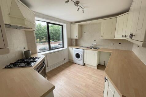 2-bed flat on The Apartment, Ringway Golf Club, Hale Barns, £1,350/mo