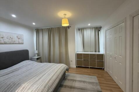 Bright, tidy double bedroom with fitted storage...