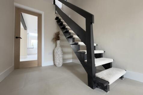 Bramcote Avenue, Chilwell, Nottinghamshire photo 3