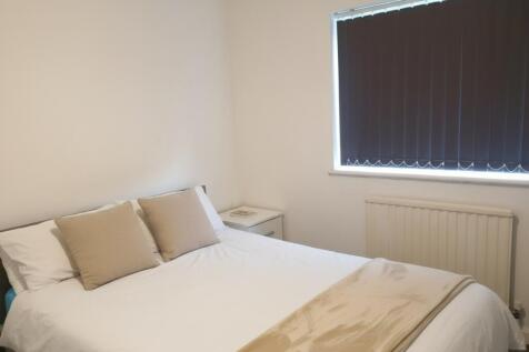 Bright double bedroom with fresh neutral decor...