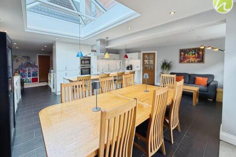 Kitchen/ Dining Room