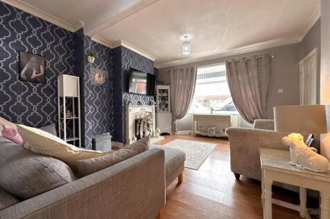 Generous Bay-Fronted Lounge 424