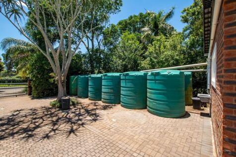 12x 5000L Water tanks with pump