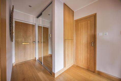 Diana Close, E18