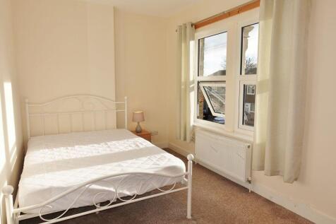 Field Terrace Road, Newmarket - ROOM with utilities included! photo 2