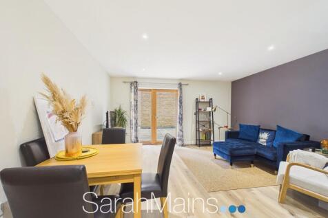 Lounge/Dining Area