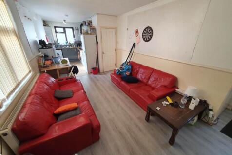4-bed flat on Thesiger Street, Cathays, , £2,520/mo