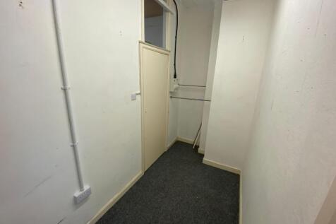 Retail Property (high street) to rent Image 3
