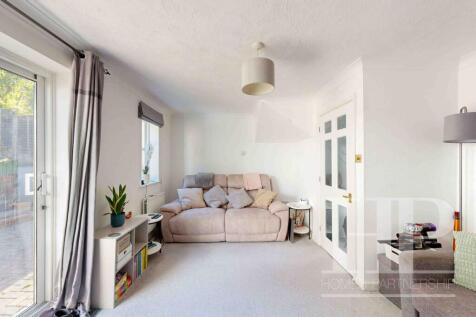 Boleyn Close, Maidenbower, RH10 photo 3