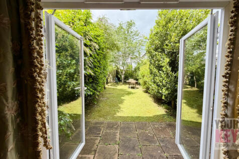 Bedroom at Bartholomew Lane in Hythe with bed, win