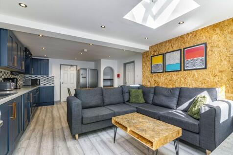 6-bed house on Forsythia Gardens, Nottingham, NG7, £4,042/mo