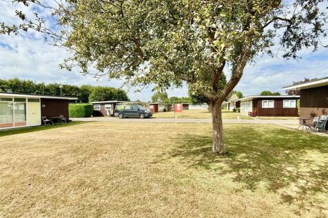 communal grounds to front