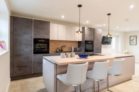 STUNNING DINING KITCHEN AND SITTING ROOM