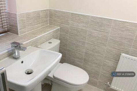 En-Suite Bathroom b Bedroom 1