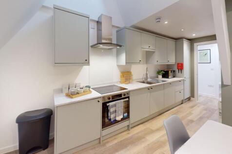 3-bed flat on Flat 8, Armyn House, Bar Road TR11 4NN, £780/mo