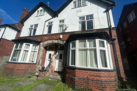 A charming semi-detached house with a well-main...