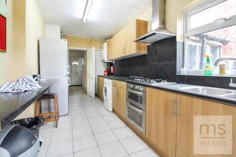 4-bed semi-detached on £120pppw Welby Avenue, Lenton, Nottingham, £2,080/mo