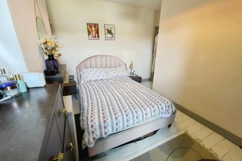 Cambus Road, London, E16 photo 3