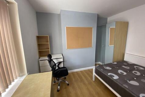 5-bed house on Wollaton Road, Nottingham, £2,492/mo