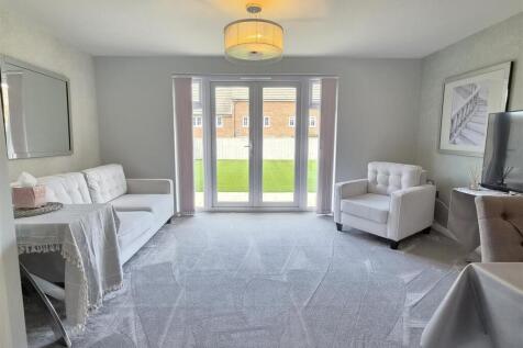 LOUNGE WITH DINING AREA