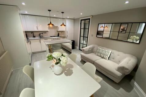 4 bed terraced house to rent Cranford Cl, London 