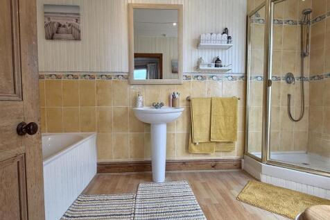 EN SUITE BATHROOM/WC