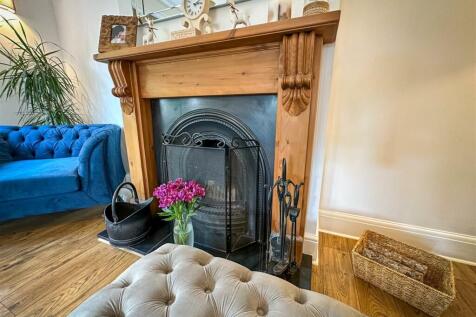 ALTERNATE VIEW OF LOUNGE