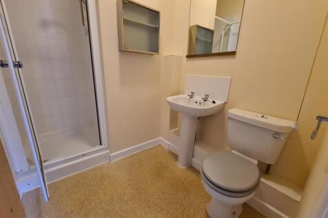 Barclay Court 3 - Bathroom.jpg