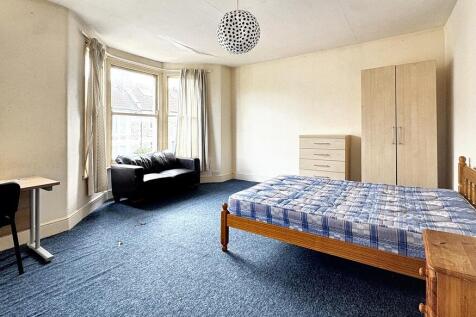 Bright, well-presented double bedroom with a la...