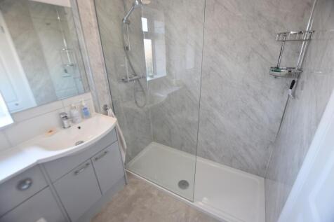 35 Friary Gardens bathroom