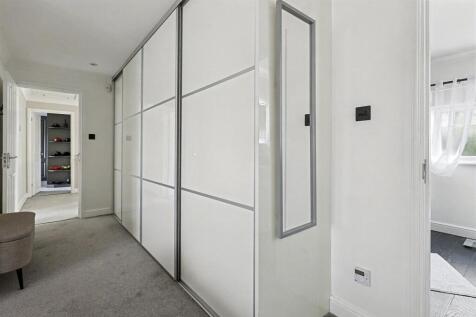 BED 1 DRESSING AREA.JPG