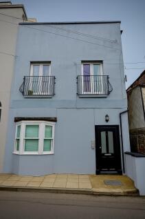 3-bed flat on Camden Road, Ramsgate, £1,300/mo