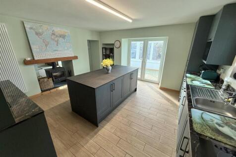 KITCHEN/ DINING ROOM