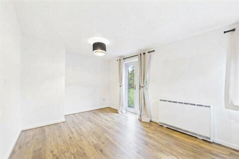 Emerton Gardens, Stony Stratford, Milton Keynes, Buckinghamshire, MK11 photo 3
