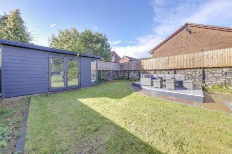 Front Garden &amp; Pod