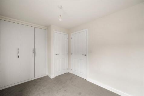 2 bedroom property in Silver Birch Avenue, Dunstable photo 5