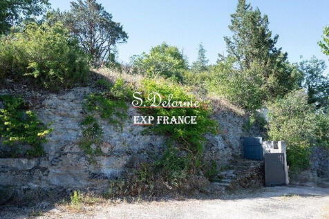 Partie du terrain surélevé, accès par des escalier