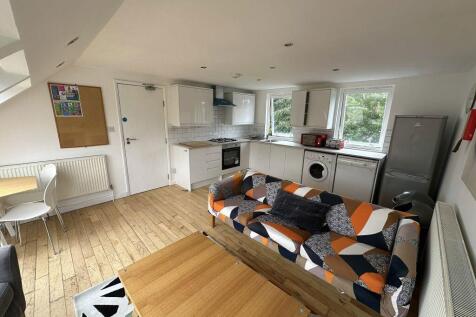 3-bed flat on Valentia Road, £2,550/mo