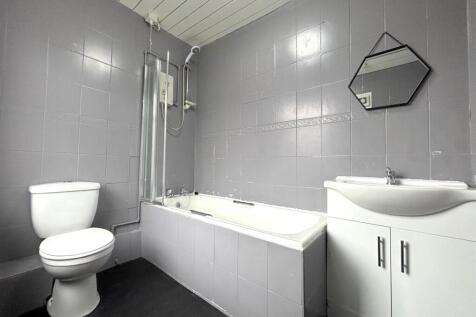 2-bed terraced on Whitwell Grove, Elland, £850/mo