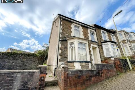 Charming stone-fronted house with bay windows...