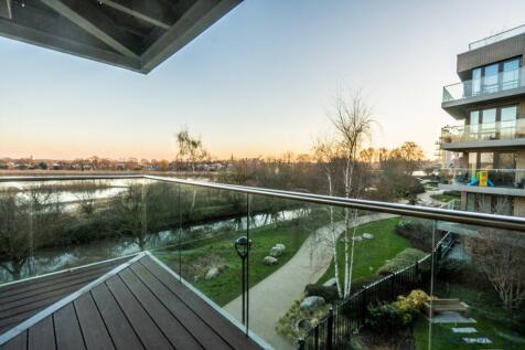 Luxury 3-Bedroom Apartment with Large Balcony &amp; L