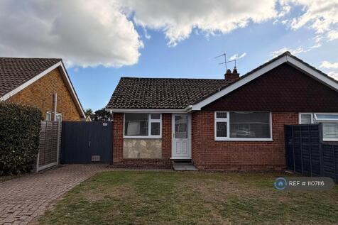 2-bed bungalow on Southern Avenue, Ferndown, BH22, £1,450/mo