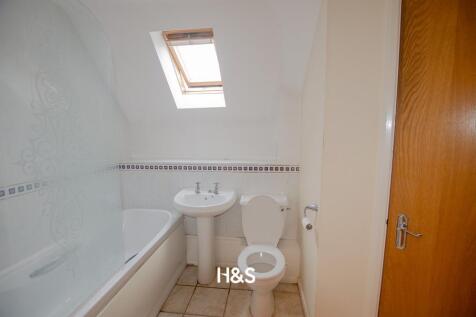 81 Warren House - Bathroom.jpg